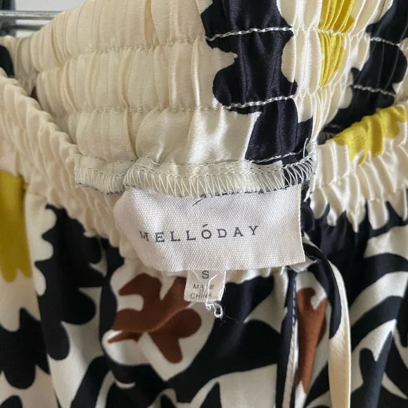 MELLODAY Black and Yellow Floral SET. Includes blouse and pants. - Picture 6 of 7